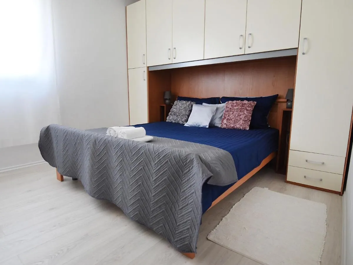 Charming Apartment In Maslenica With Balcony