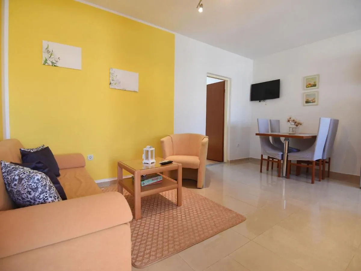 Charming Apartment In Maslenica With Balcony Chorvatsko