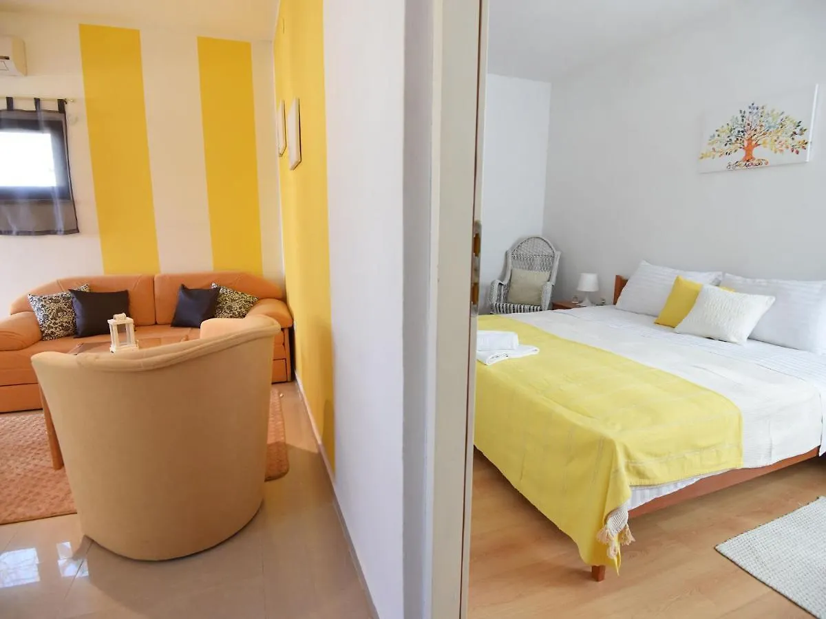 Charming Apartment In Maslenica With Balcony Chorvatsko